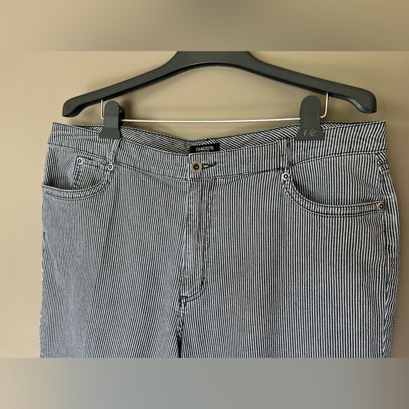 Chico’s Women’s Size 3 Stretch Denim Capri Pants, White/Blue Striped - Picture 7 of 7